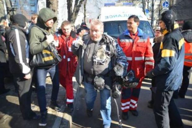 Журналисты, ранили журналиста, Глеб Гаранич, разорвалась граната, Максим Требухов, Партия регионов, избила охрана, сломали нос