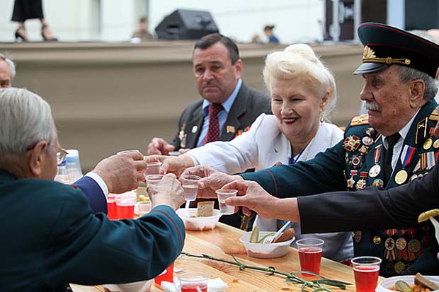 поздравление ветеранов на Film.ua , день победы на Film.ua, ветераны, духовой оркестр, ветераны танцуют