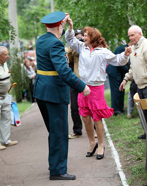 поздравление ветеранов на Film.ua , день победы на Film.ua, ветераны, духовой оркестр, ветераны танцуют