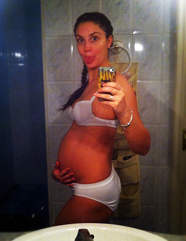 Новый канал, Агата Муцениеце, голая, нижнее белье, беременная, сфотографировалась, фото в соцсетях