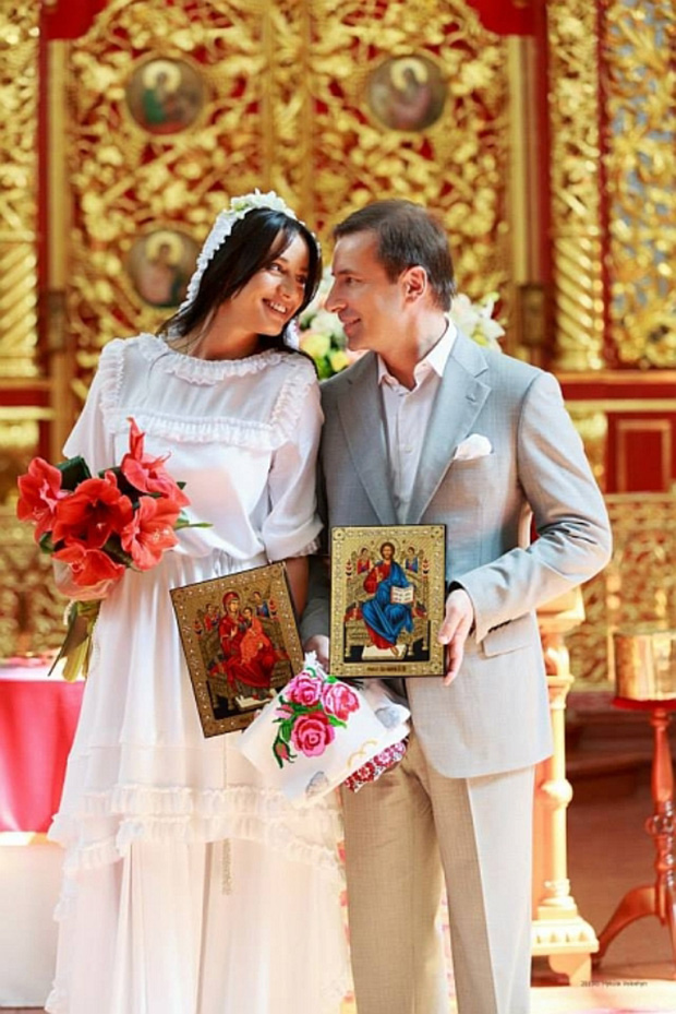 Валерия Ушакова, Валерий Коновалюк, венчание, церемония венчания, фотографии, подарок ко дню рождения, подарил подарок, депутат