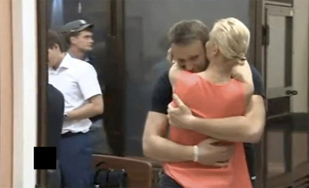 Алексей навальный, телеканал RT, Russia Today, Навальный нарушил авторское право, Навальный логотип RT, Навальный авторские права, Навальный обнимает жену