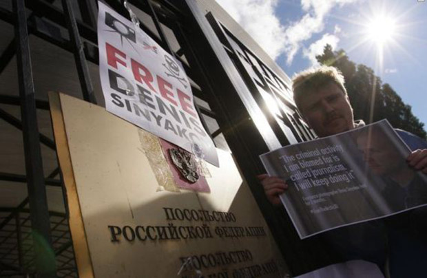 Денис Синяков, лента ру, издание, гринпис, заключение под стражу, акция солидарности, протест, киевские фотографы