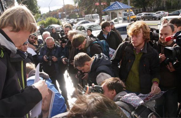 Денис Синяков, лента ру, издание, гринпис, заключение под стражу, акция солидарности, протест, киевские фотографы
