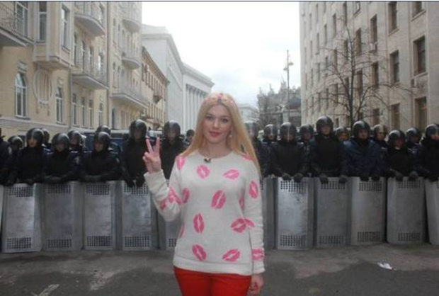 Новый канал, абзац, передача абзац, Елена Филонова, журналистка, блондинка в розовом, фото на фейсбуке, троллинг
