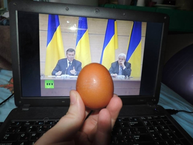 Виктор Янукович, пресс-конференция, Ростов-на-Дону, фотожабы, смешное в сети,   экс-президент, меры безопасности, метнуть яблоком в президента