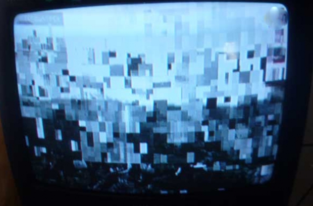 Плохое качество на телевизоре. Плохой сигнал телевизора. Квадратики на экране телевизора. Искажение изображения на телевизоре. Плохой сигнал цифрового телевидения.